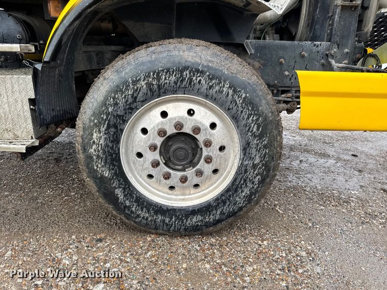 image for item DV2024 2004 Volvo VHD roll-off container truck