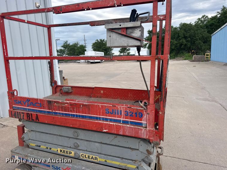 image for item DY2964 2012 Skyjack SJIII 3219 scissor lift