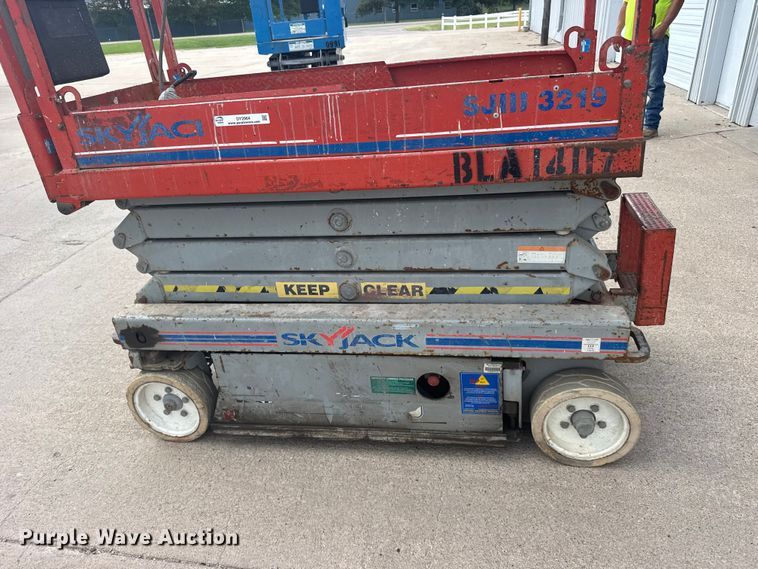 image for item DY2964 2012 Skyjack SJIII 3219 scissor lift