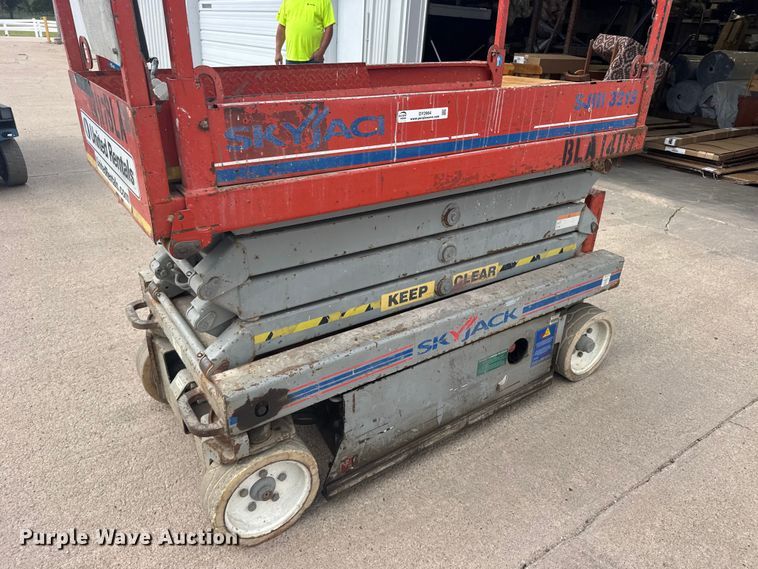 image for item DY2964 2012 Skyjack SJIII 3219 scissor lift