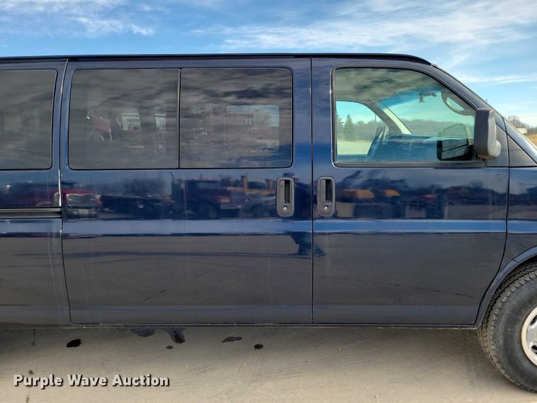 image for item DZ6983 2008 Chevrolet  Express 3500 van