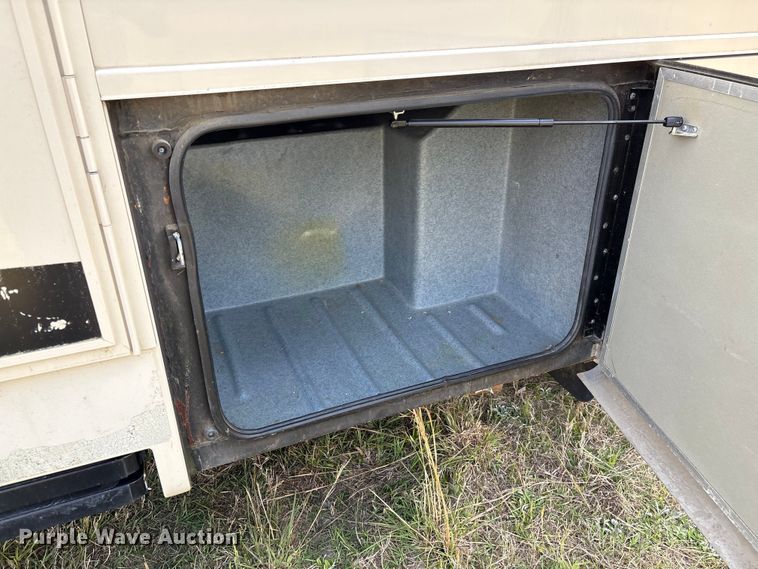 image for item EF1044 2006 Ford F550 RV