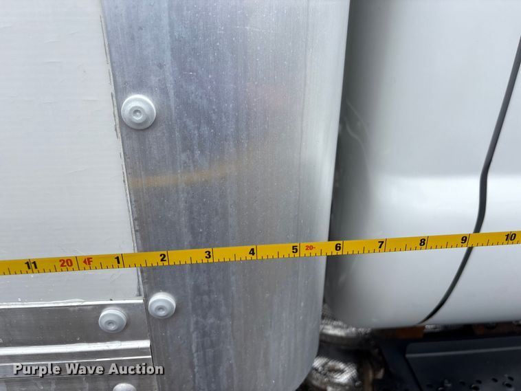 image for item EG9153 2016 Ford F650 Super Duty box truck