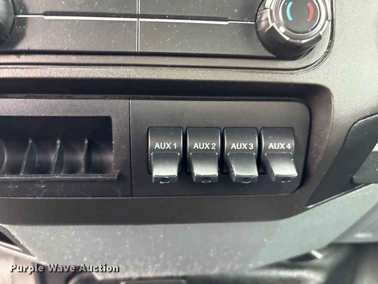 image for item EG9153 2016 Ford F650 Super Duty box truck