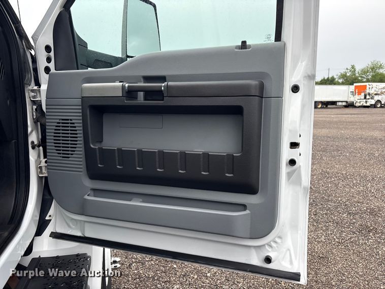 image for item EG9153 2016 Ford F650 Super Duty box truck