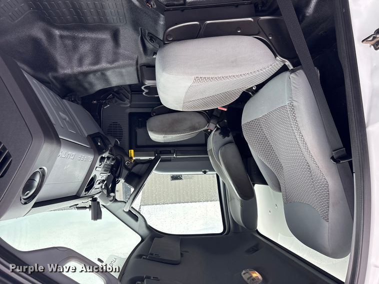 image for item EG9153 2016 Ford F650 Super Duty box truck