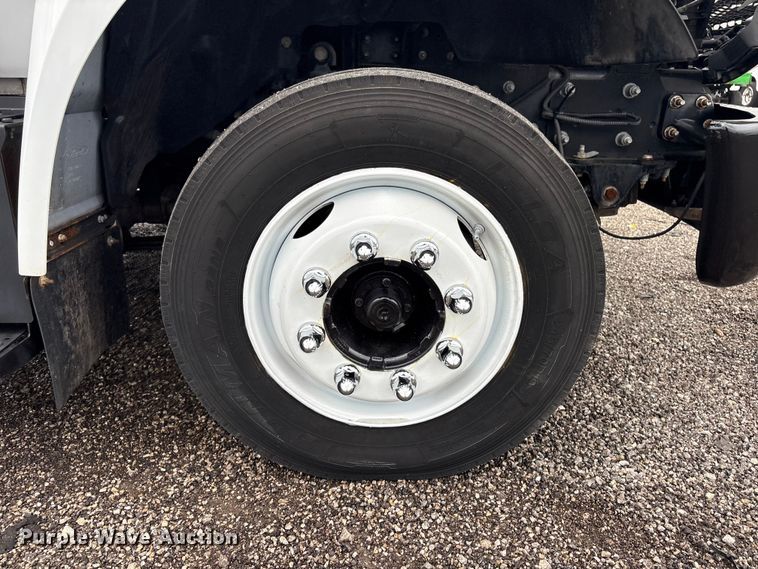 image for item EG9153 2016 Ford F650 Super Duty box truck