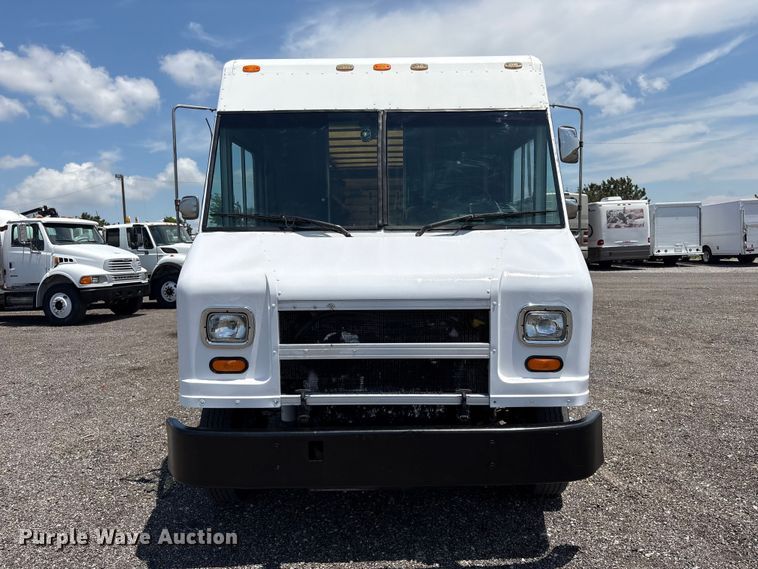 image for item EG9161 2000 Freightliner MT55 delivery van