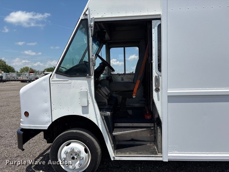 image for item EG9161 2000 Freightliner MT55 delivery van