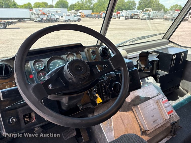 image for item EG9161 2000 Freightliner MT55 delivery van