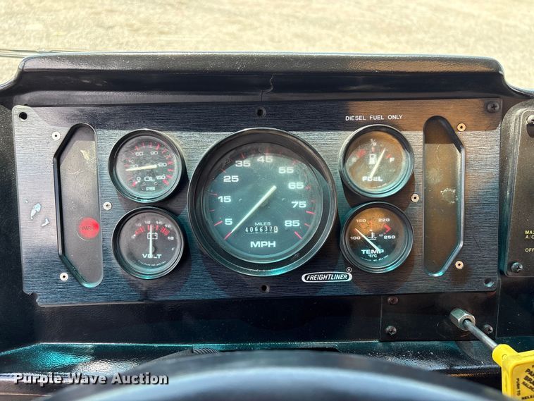 image for item EG9161 2000 Freightliner MT55 delivery van