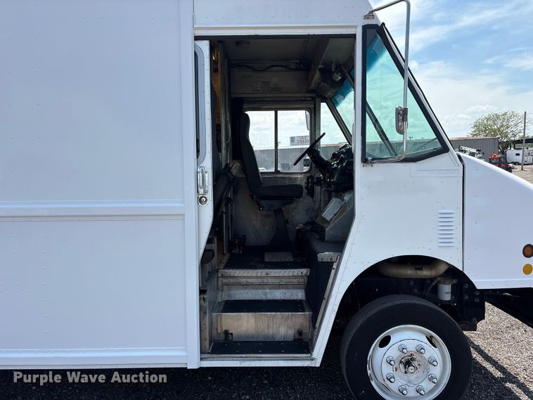 image for item EG9161 2000 Freightliner MT55 delivery van