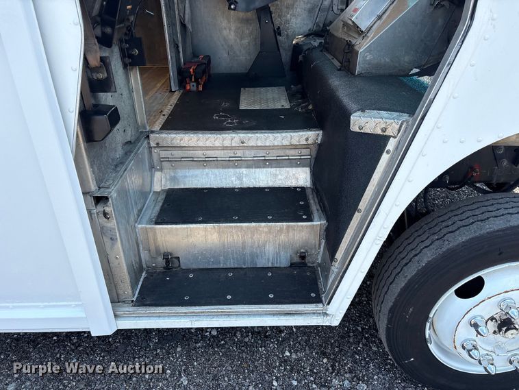 image for item EG9161 2000 Freightliner MT55 delivery van