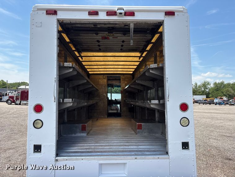 image for item EG9161 2000 Freightliner MT55 delivery van