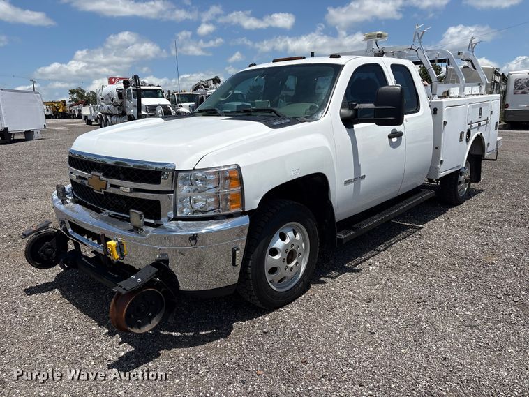 2013 Chevrolet Silverado 3500HD Ext. Cab utility bed pickup truck