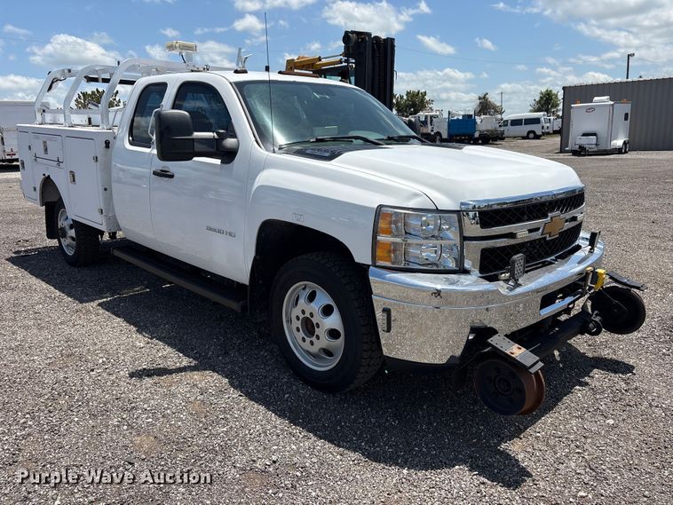 image for item EG9178 2013 Chevrolet Silverado 3500HD Ext. Cab utility bed pickup truck