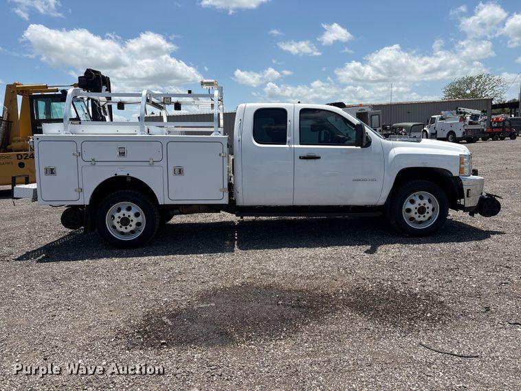 image for item EG9178 2013 Chevrolet Silverado 3500HD Ext. Cab utility bed pickup truck