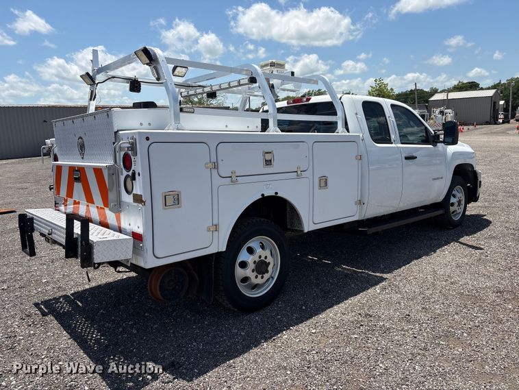 image for item EG9178 2013 Chevrolet Silverado 3500HD Ext. Cab utility bed pickup truck