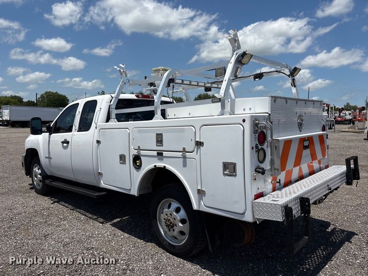 image for item EG9178 2013 Chevrolet Silverado 3500HD Ext. Cab utility bed pickup truck