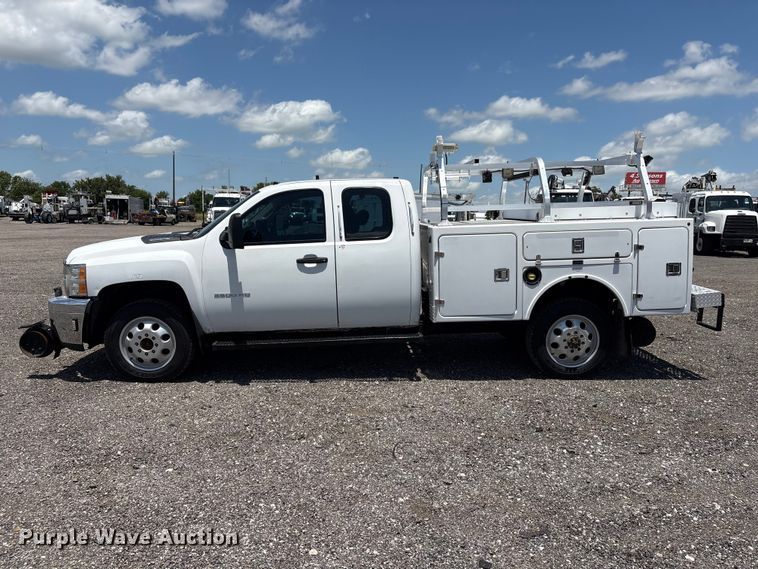 image for item EG9178 2013 Chevrolet Silverado 3500HD Ext. Cab utility bed pickup truck