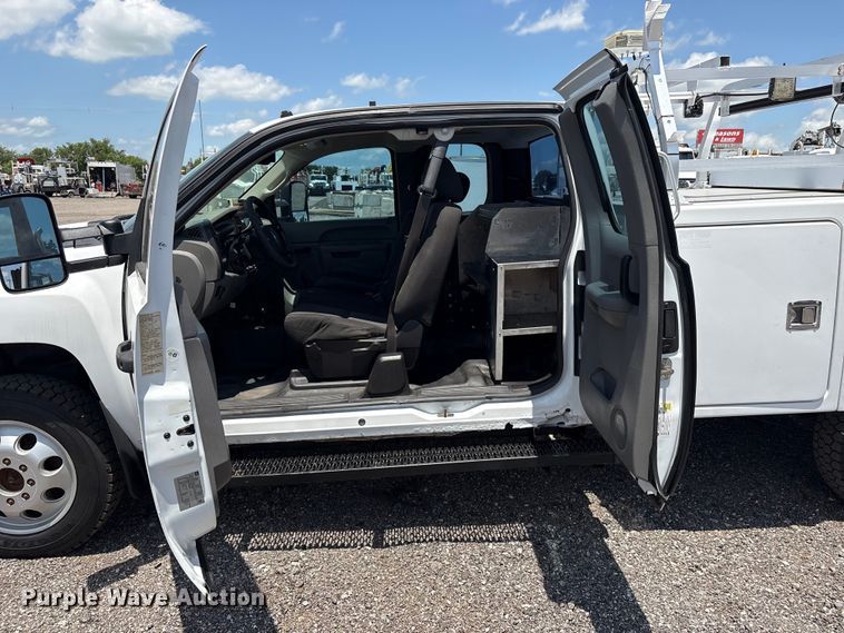 image for item EG9178 2013 Chevrolet Silverado 3500HD Ext. Cab utility bed pickup truck