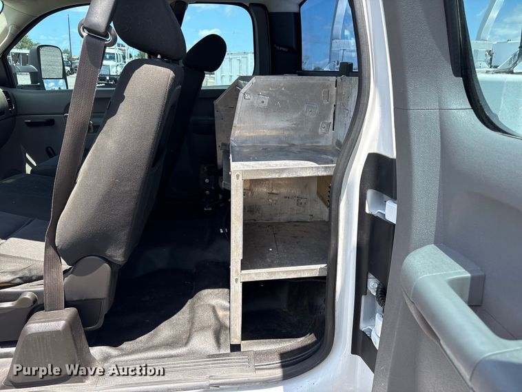 image for item EG9178 2013 Chevrolet Silverado 3500HD Ext. Cab utility bed pickup truck