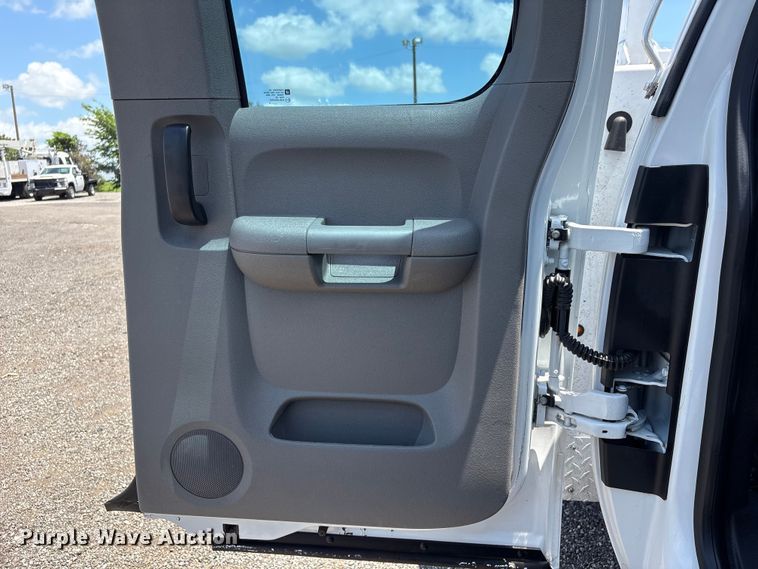 image for item EG9178 2013 Chevrolet Silverado 3500HD Ext. Cab utility bed pickup truck
