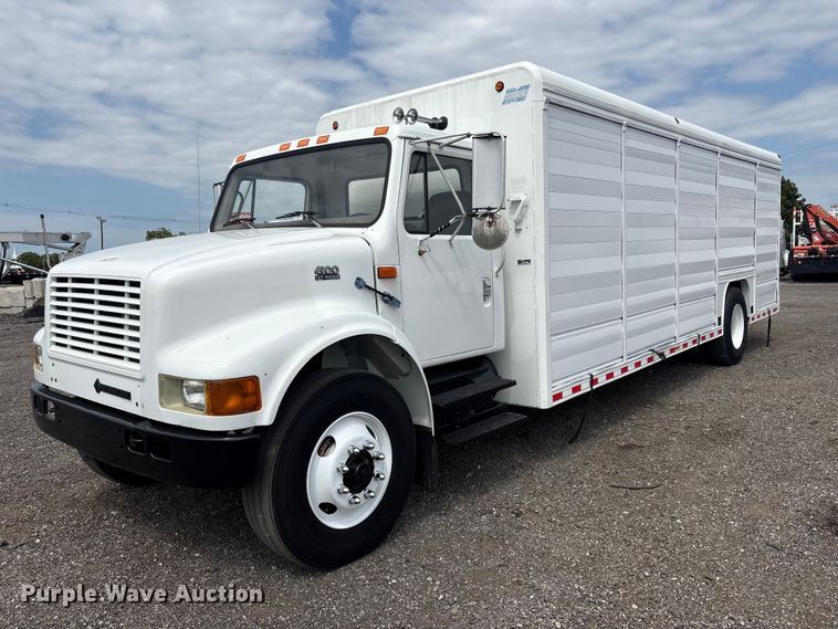 image for item EG9192 1999 International 4900 delivery truck