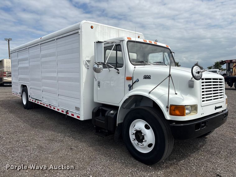 image for item EG9192 1999 International 4900 delivery truck