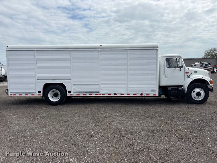 image for item EG9192 1999 International 4900 delivery truck