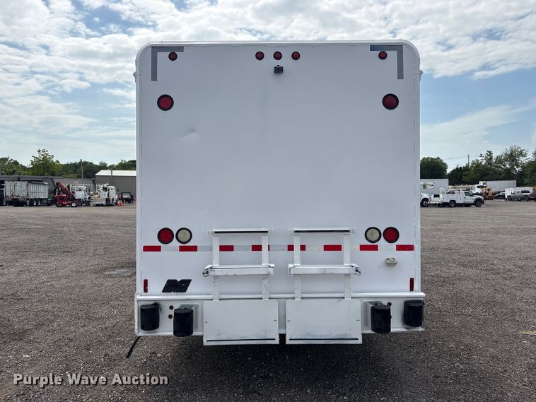image for item EG9192 1999 International 4900 delivery truck