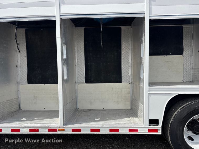 image for item EG9192 1999 International 4900 delivery truck