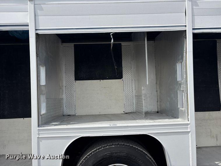 image for item EG9192 1999 International 4900 delivery truck
