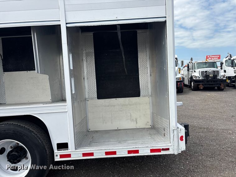 image for item EG9192 1999 International 4900 delivery truck