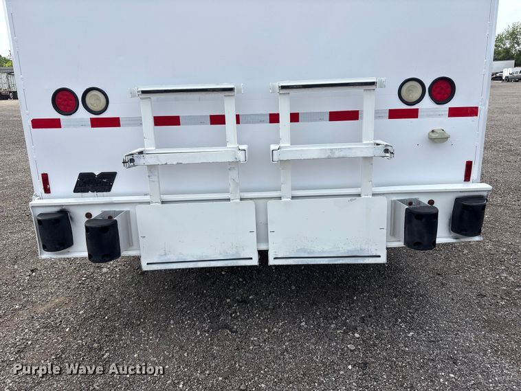 image for item EG9192 1999 International 4900 delivery truck