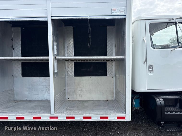 image for item EG9192 1999 International 4900 delivery truck