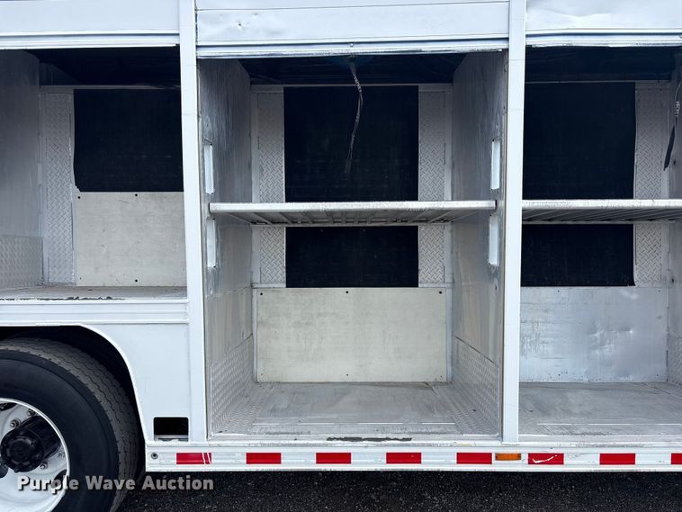 image for item EG9192 1999 International 4900 delivery truck