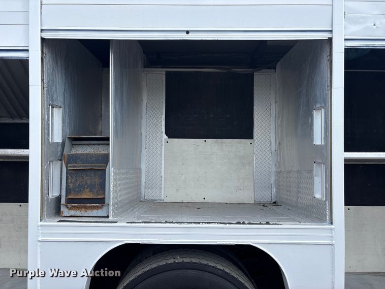 image for item EG9192 1999 International 4900 delivery truck