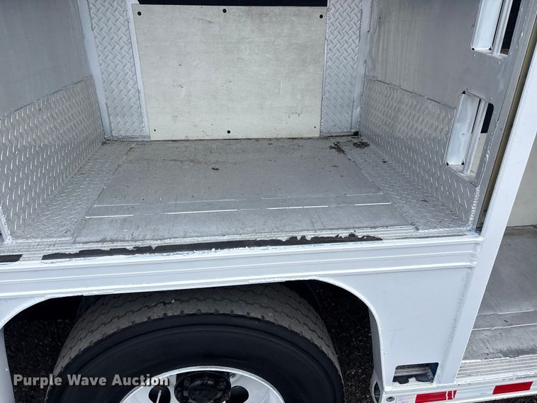 image for item EG9192 1999 International 4900 delivery truck