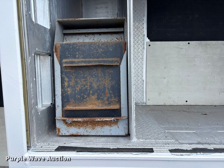 image for item EG9192 1999 International 4900 delivery truck