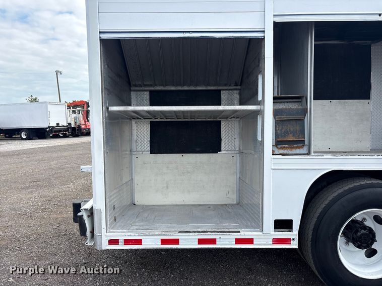 image for item EG9192 1999 International 4900 delivery truck
