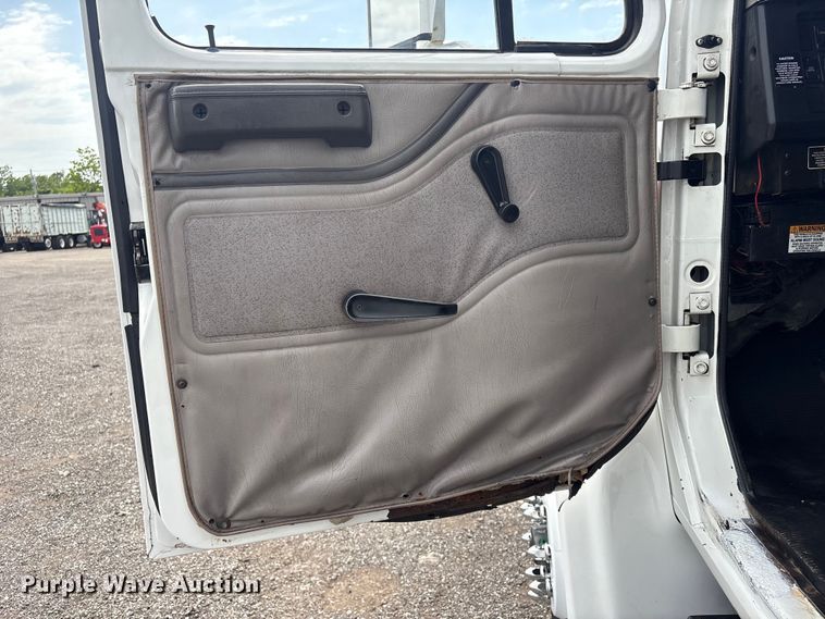 image for item EG9192 1999 International 4900 delivery truck