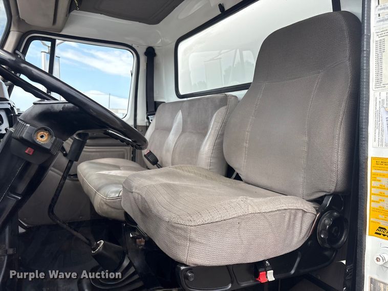 image for item EG9192 1999 International 4900 delivery truck