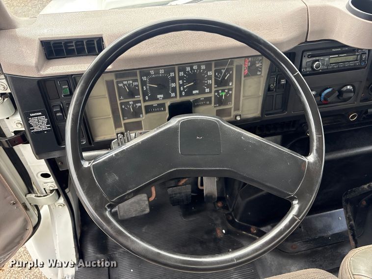 image for item EG9192 1999 International 4900 delivery truck