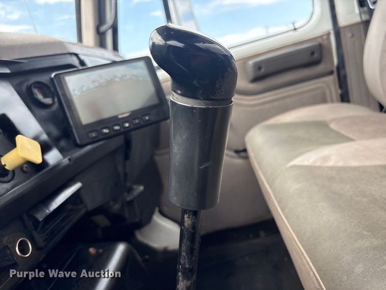 image for item EG9192 1999 International 4900 delivery truck
