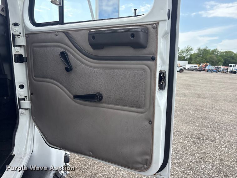 image for item EG9192 1999 International 4900 delivery truck