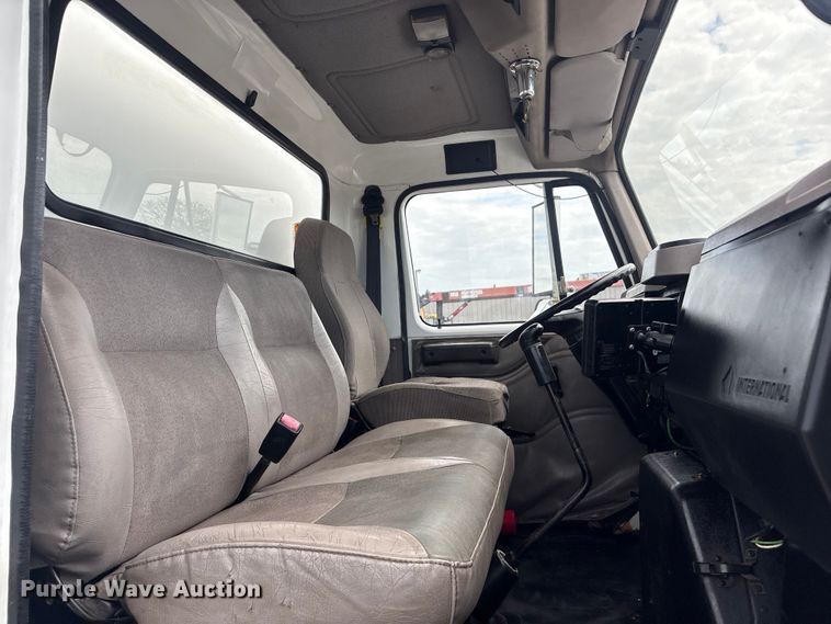 image for item EG9192 1999 International 4900 delivery truck