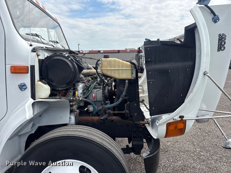 image for item EG9192 1999 International 4900 delivery truck