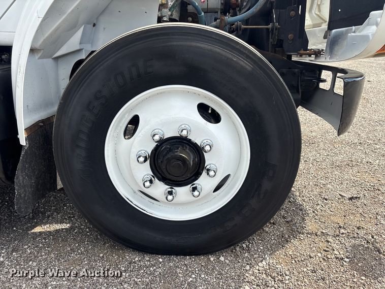 image for item EG9192 1999 International 4900 delivery truck