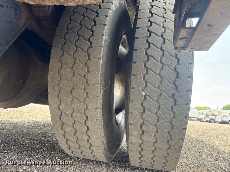 image for item EG9192 1999 International 4900 delivery truck